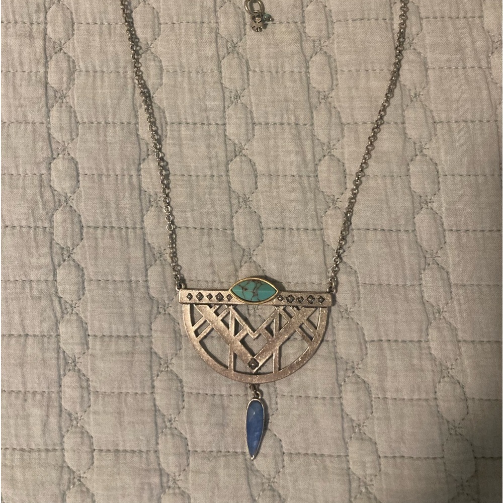 Beautify crafted stone silver tone necklace.